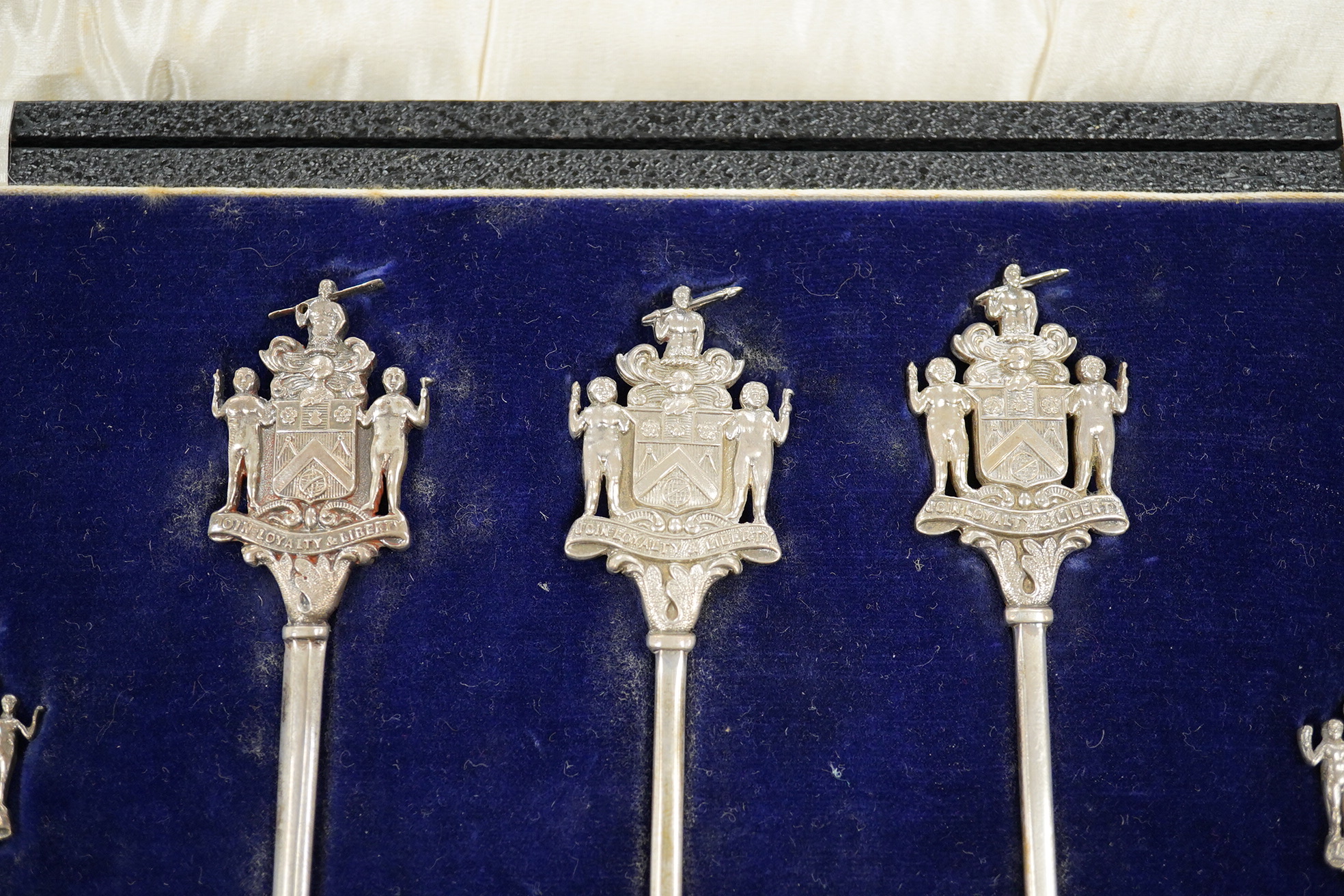 A cased set of George V silver spoons, the terminals with the crest of The Worshipful Company of Joiners and Ceilers, of two different sizes, 17.1cm and 12.9cm, various dates and makers including Elkington & Co, 11.4oz.